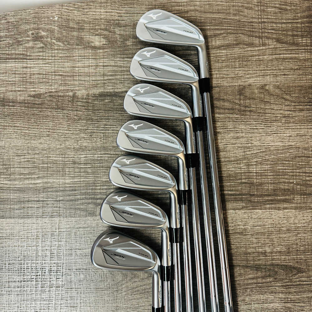 JPX 923 Tour Iron Set 4-P / Dynamic Gold Steel, Stiff