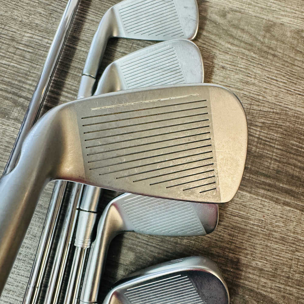 i59 Iron Set 4-P / Dynamic Gold Steel, X Stiff