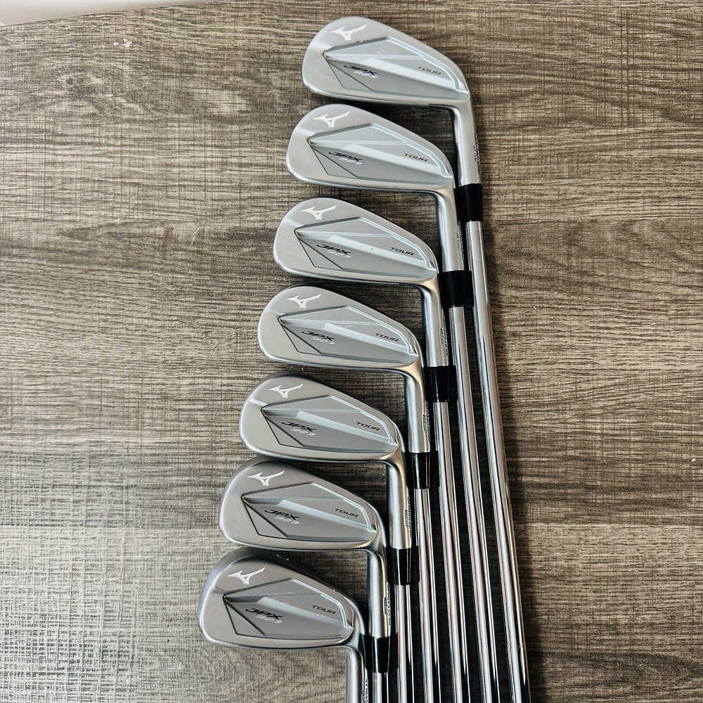 JPX 923 Tour Iron Set 4-P / Dynamic Gold Steel, Stiff
