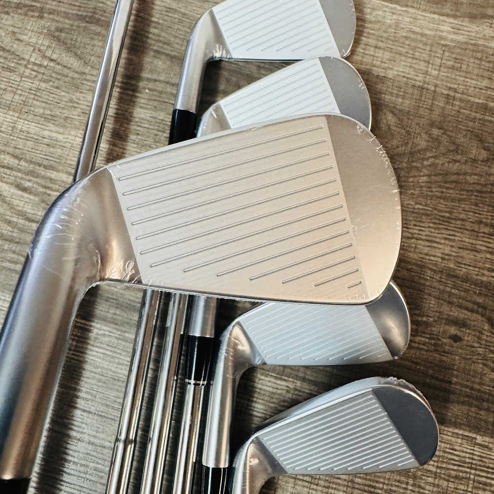 2025 ZXi7 Iron Set 4-P / Dynamic Gold Mid Steel, Stiff