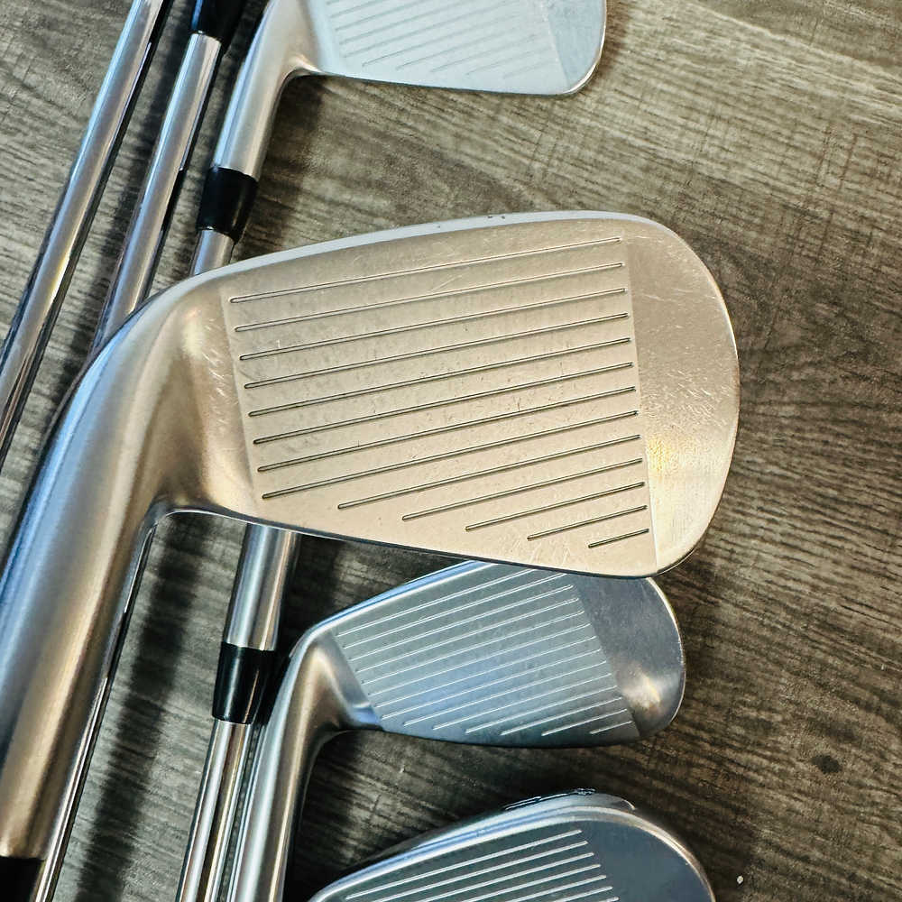 T200 2023 Iron Set 4-P / AMT Black 110 Steel, Regular