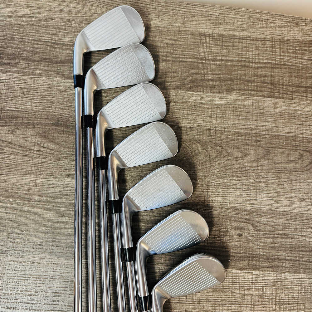 T200 2023 Iron Set 4-P / AMT Black 110 Steel, Regular