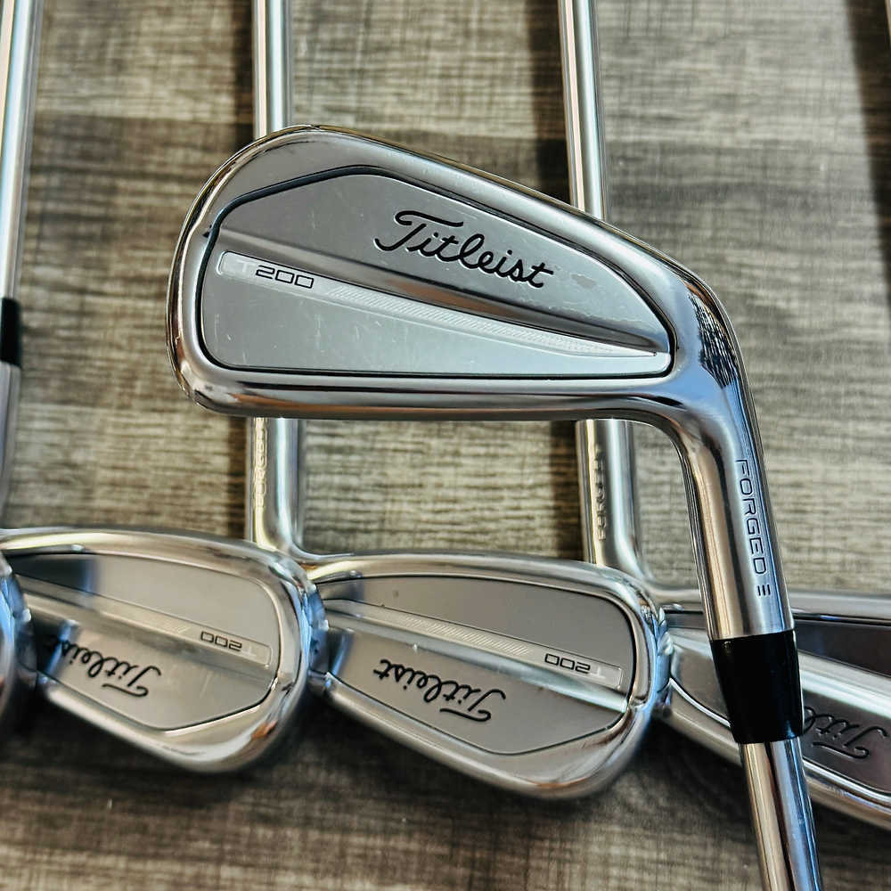 T200 2023 Iron Set 4-P / AMT Black 110 Steel, Regular