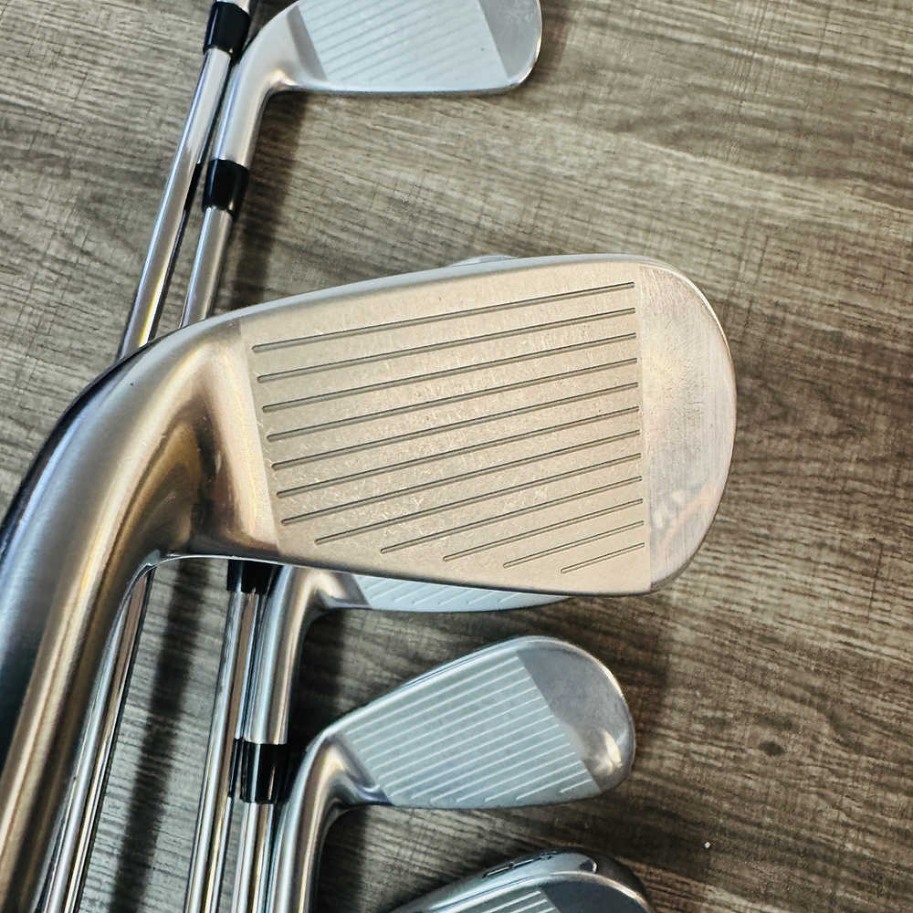 2023 T350 Iron Set 4-P / AMT Red Steel, Stiff