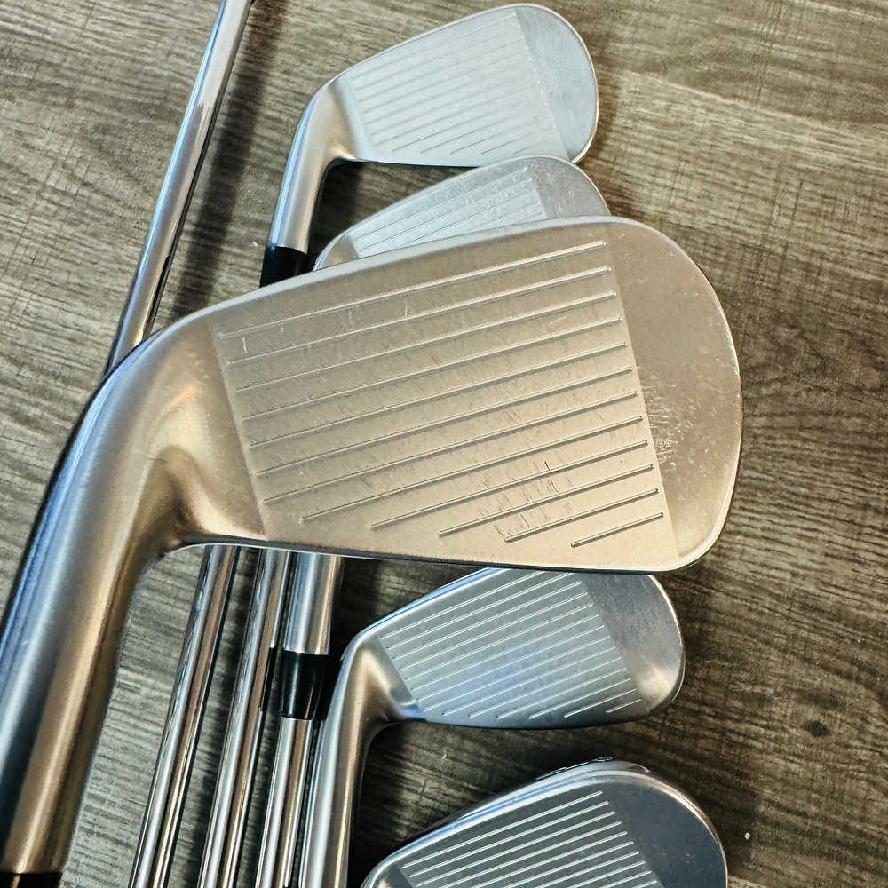 T200 2023 Iron Set 4-P / AMT Black 110 Steel, Regular